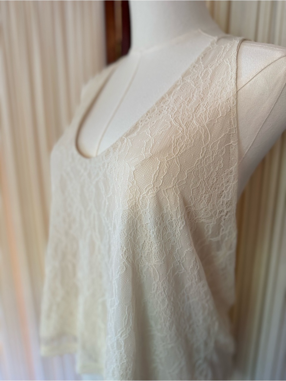 Aritzia cream lace racer back top